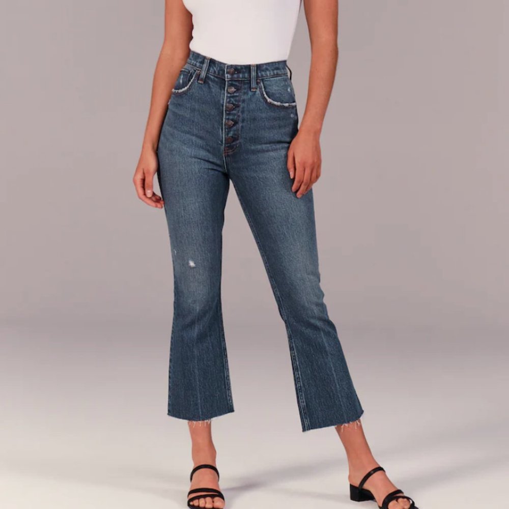 NEW Abercombie & Fitch Ultra High Rise Kick Flare crop Jeans Sized 28 / 6R